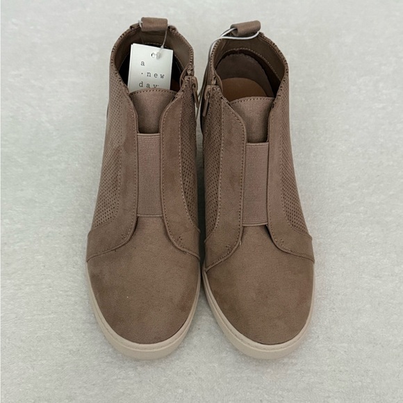 Women's Kolie Microsuede Wedge Sneaker Size 9 - Picture 2 of 8